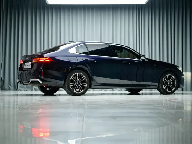 BMW 5 Series — Фото автомобиля 9