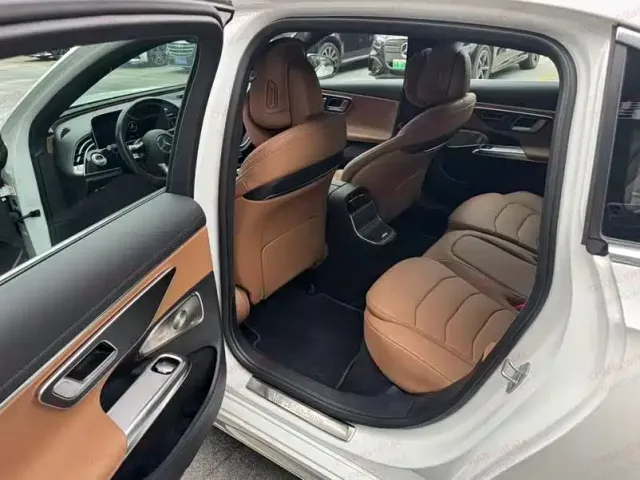 Mercedes-Benz E-Class — Фото автомобиля 4