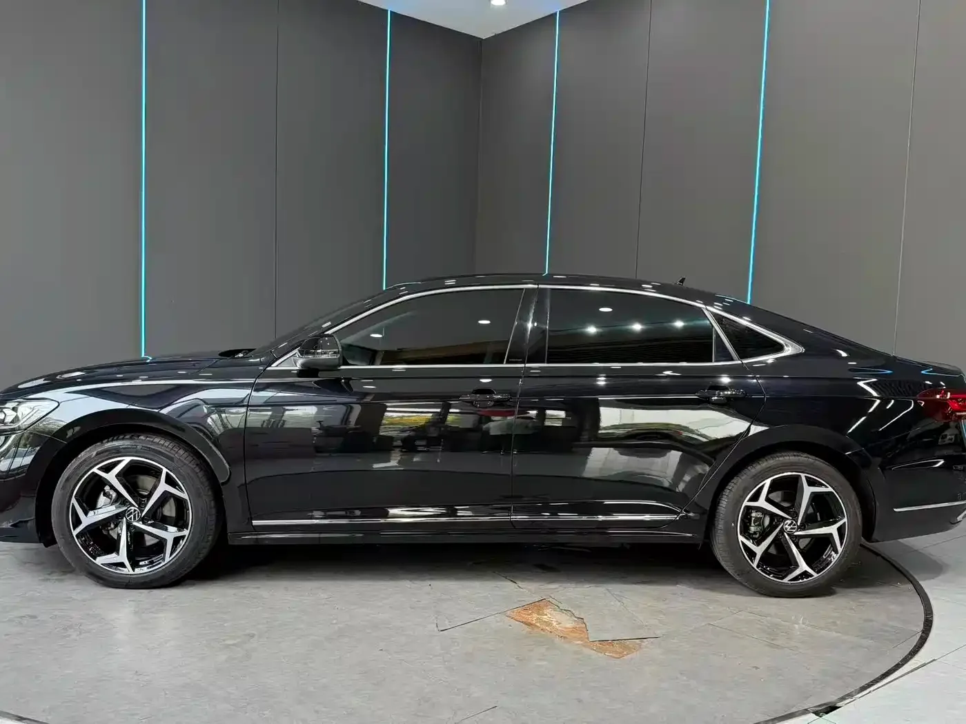 Volkswagen Passat 2025 Outstanding 380TSI Starlight Dragon Soaring Edition — Фото автомобиля 5