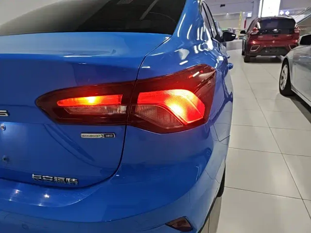 Ford Focus — Фото автомобиля 7