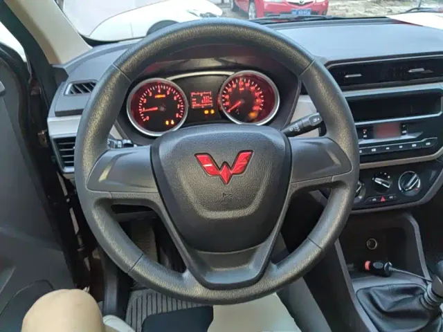 Wuling Hongguang — Фото автомобиля 10