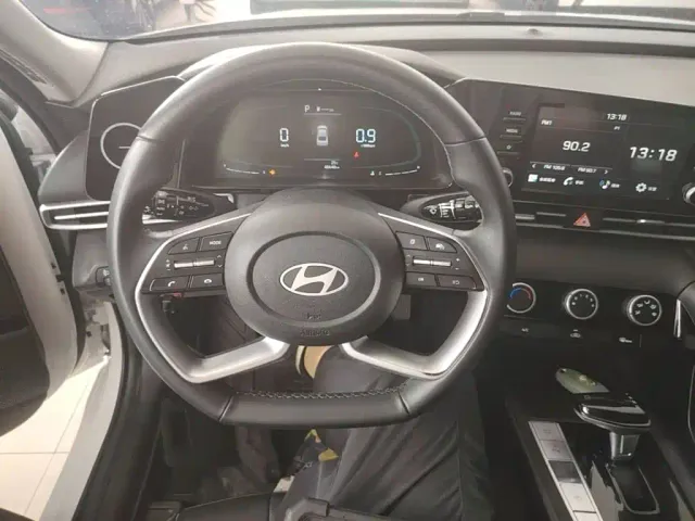 Hyundai Elantra — Фото автомобиля 10