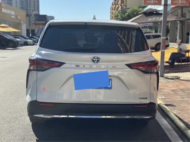 Toyota Sienna — Фото автомобиля 3