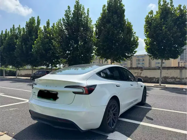 Tesla Model 3 — Фото автомобиля 9