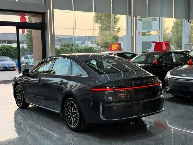 Roewe M7 DMH — Фото автомобиля 6
