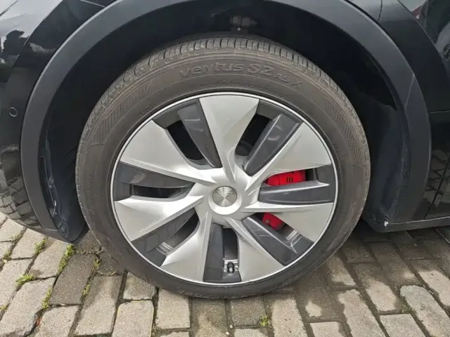 Tesla Model Y — Фото автомобиля 24