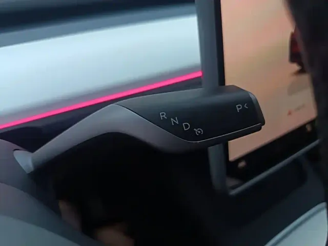 Tesla Model Y — Фото автомобиля 13