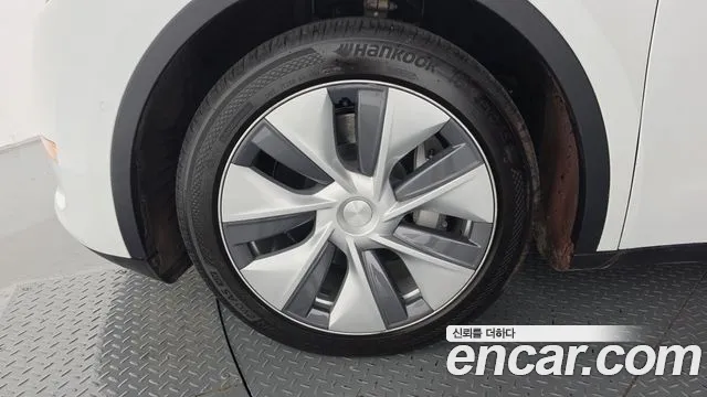 Tesla Model Y — Фото автомобиля 5