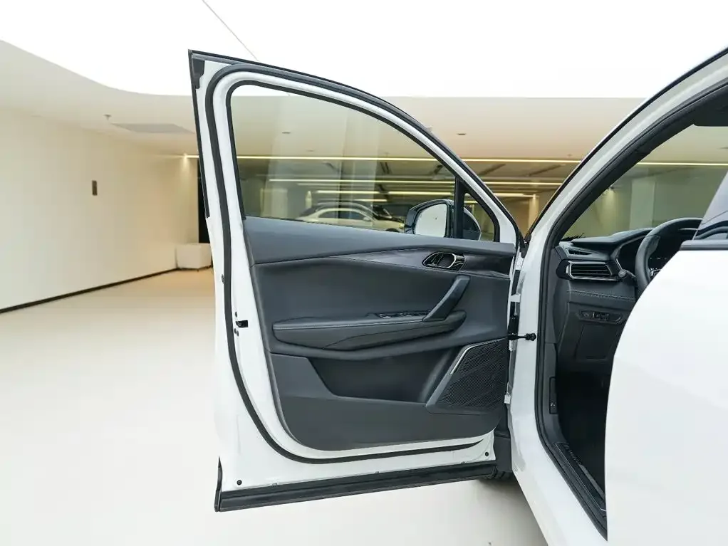 Lynk & Co Lynk & Co 06 2023 Remix 1.5T Power Halo — Фото автомобиля 20