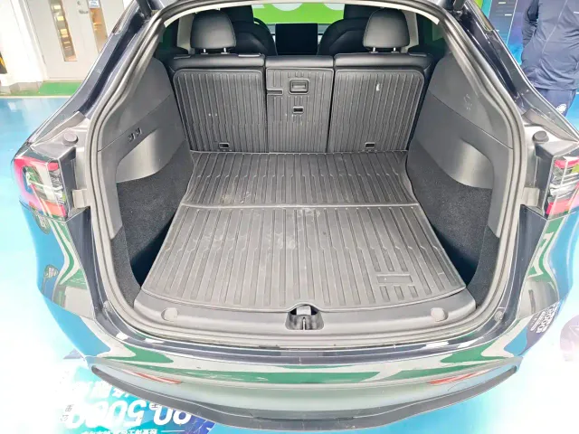 Tesla Model Y — Фото автомобиля 18