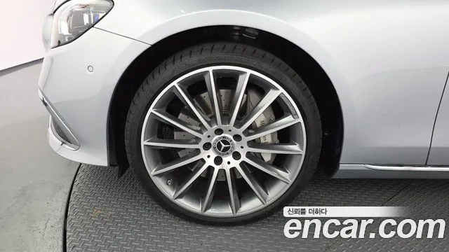 Mercedes-Benz E-Class — Фото автомобиля 5