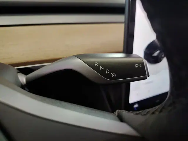 Tesla Model 3 — Фото автомобиля 13