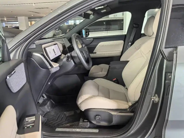 Volvo XC70 Plug-in Hybrid — Фото автомобиля 4