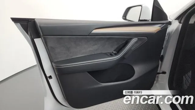 Tesla Model Y — Фото автомобиля 18