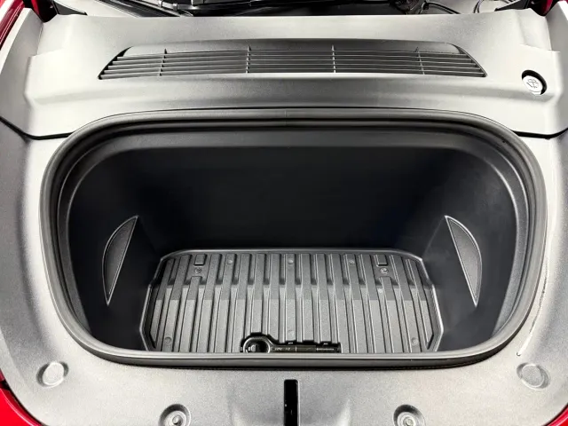 Tesla Model Y — Фото автомобиля 16