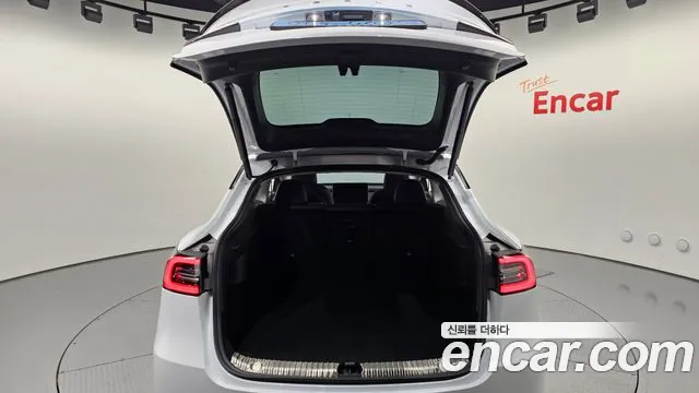 Tesla Model Y — Фото автомобиля 17