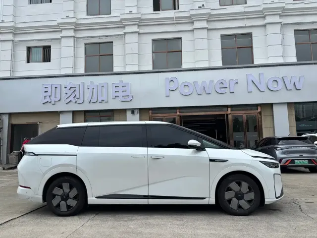 Xpeng X9 — Фото автомобиля 4