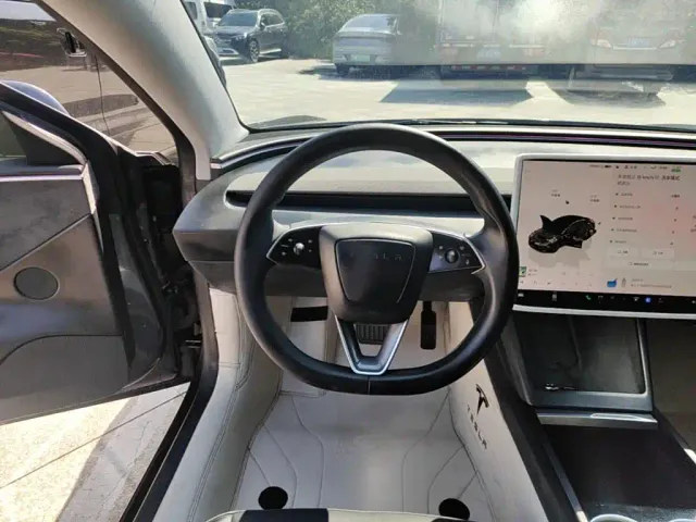 Tesla Model 3 — Фото автомобиля 10