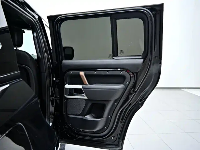 Land Rover Defender — Фото автомобиля 23