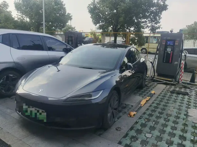 Фотография автомобиля — Tesla Model 3