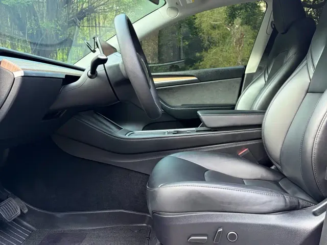 Tesla Model Y — Фото автомобиля 10