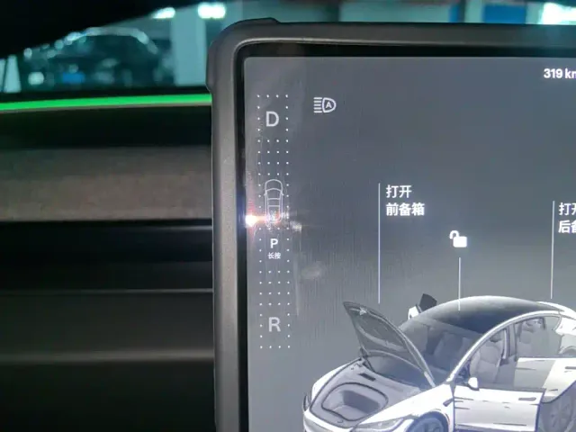 Tesla Model 3 — Фото автомобиля 6