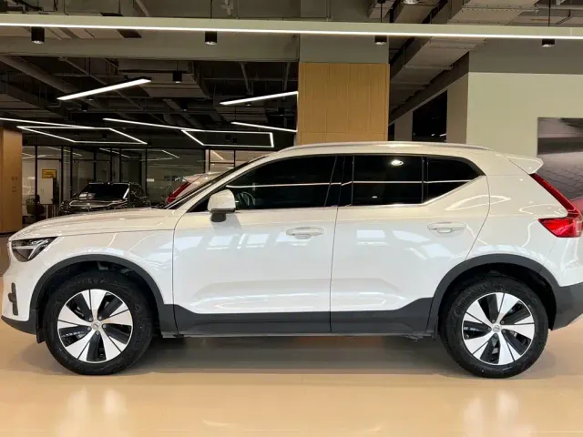 Volvo XC40 — Фото автомобиля 4