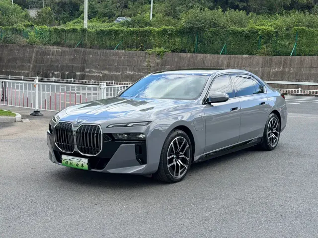 Фотография автомобиля — BMW i7