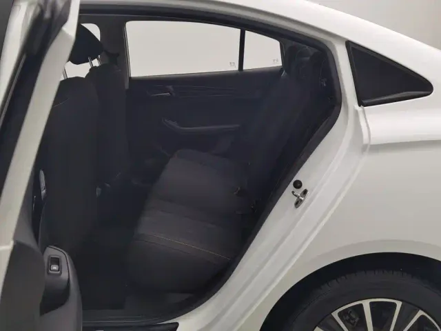 Roewe i5 — Фото автомобиля 15