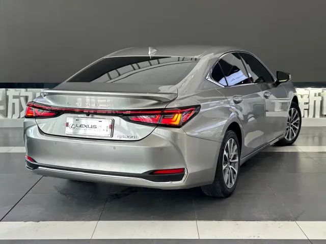 Lexus ES — Фото автомобиля 4