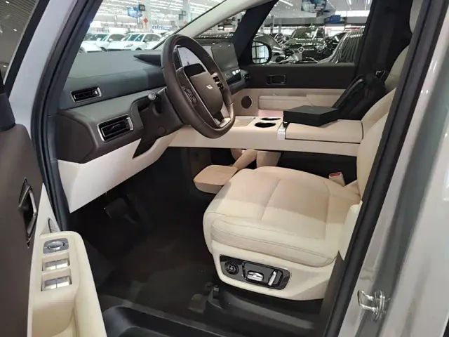 Li Auto MEGA — Фото автомобиля 14