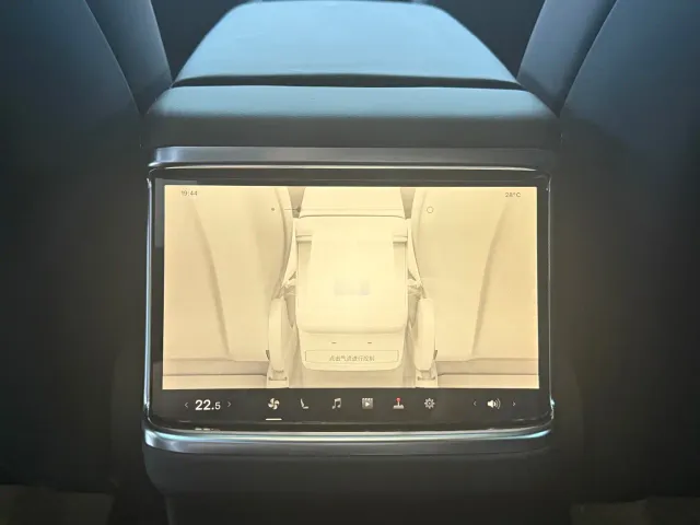 Tesla Model X — Фото автомобиля 6