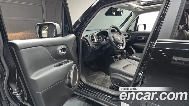 Jeep Renegade — Фото автомобиля 9