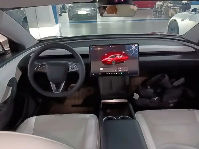 Tesla Model 3 — Фото автомобиля 9