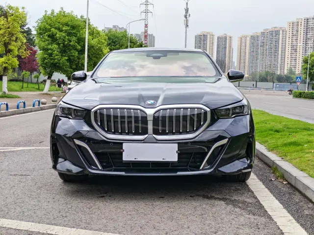 BMW 5 Series — Фото автомобиля 3