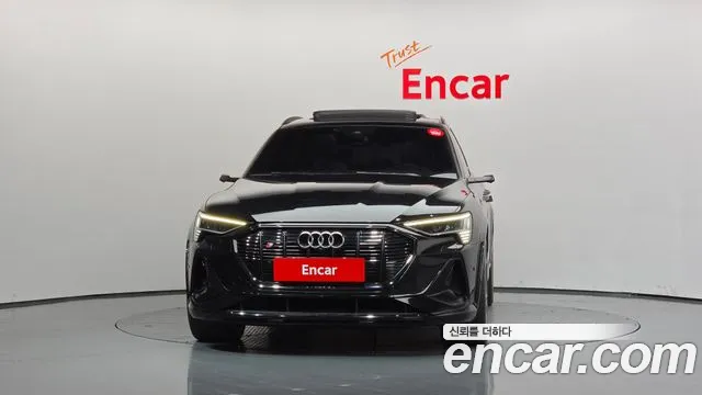 Audi e-tron — Фото автомобиля 3