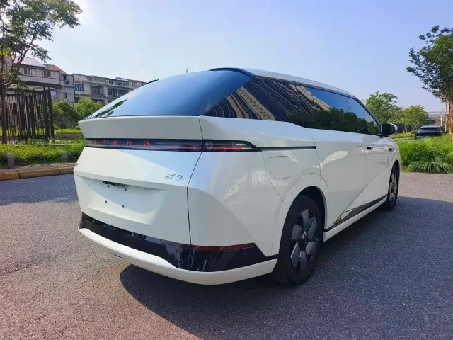 Xpeng X9 — Фото автомобиля 4