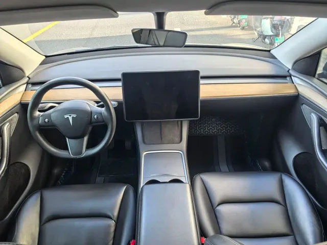 Tesla Model Y — Фото автомобиля 7