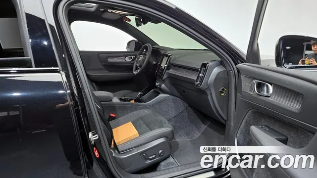 Вольво XC40 B4 Black Edition — Фото автомобиля 24