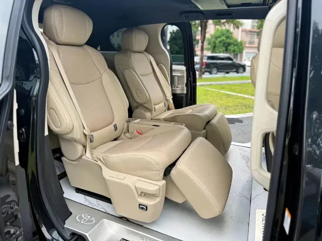 Toyota Sienna — Фото автомобиля 7