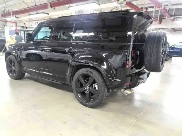 Land Rover Defender — Фото автомобиля 10