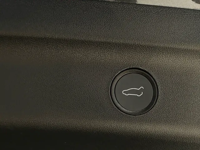 Tesla Model Y — Фото автомобиля 17