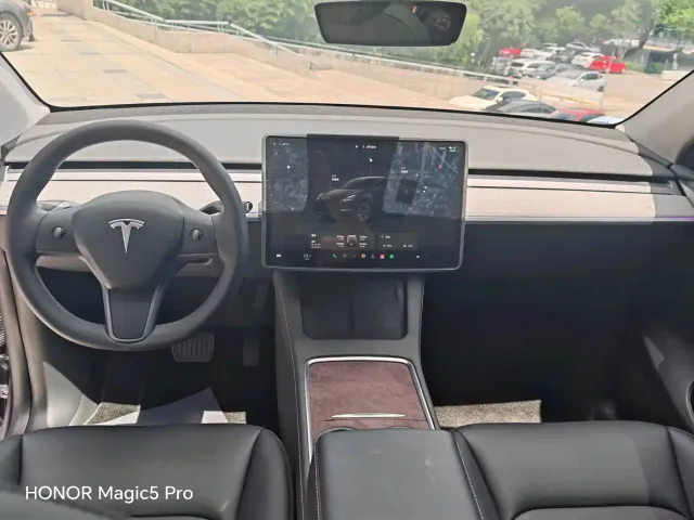 Tesla Model Y — Фото автомобиля 10