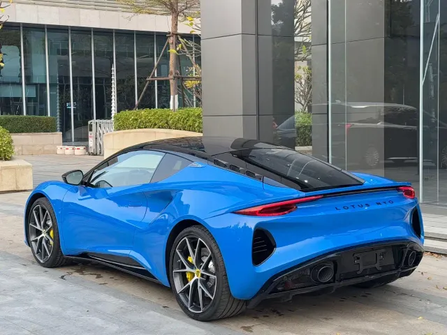 Lotus Emira — Фото автомобиля 10