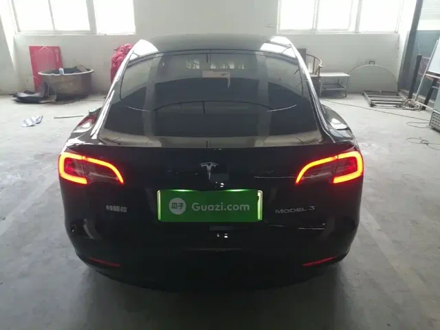 Tesla Model 3 — Фото автомобиля 5