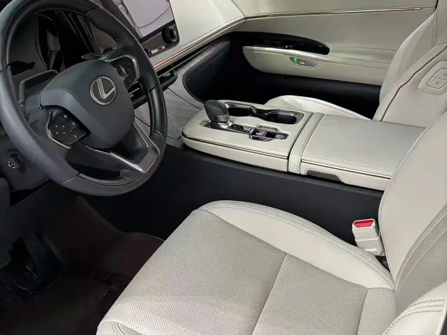 Lexus LM — Фото автомобиля 8