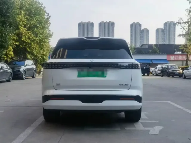 Dongfeng Yipai eπ008 2025 210Ultra Range Extender 5-Seater — Фото автомобиля 8