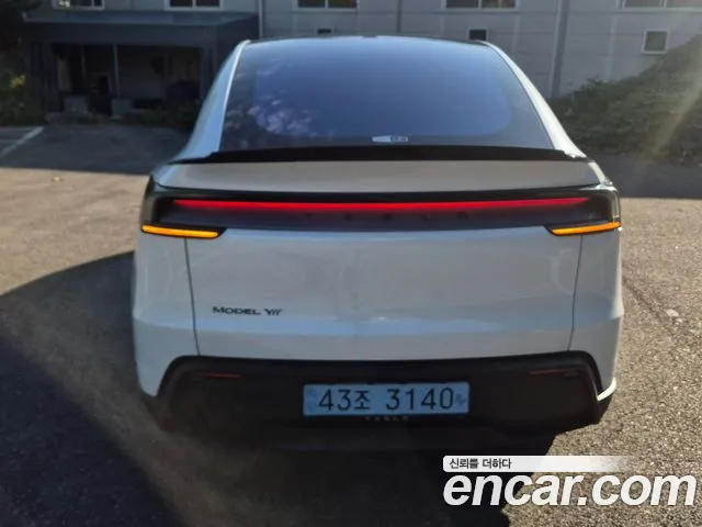 Tesla Model Y — Фото автомобиля 2
