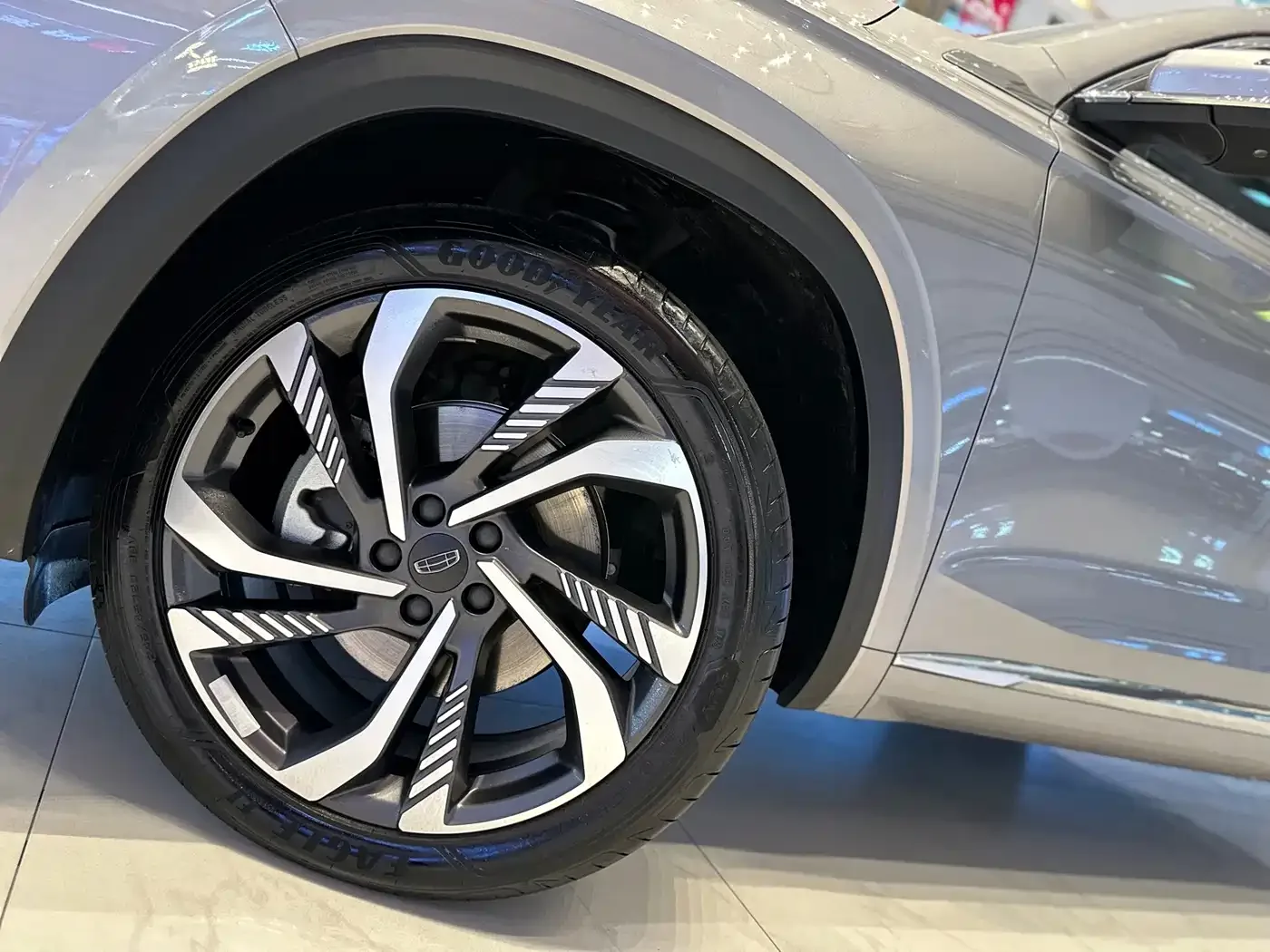 Geely Xingyue L 2024 Model 2.0TD High-Power Automatic 2WD Skyline Edition — Фото автомобиля 4