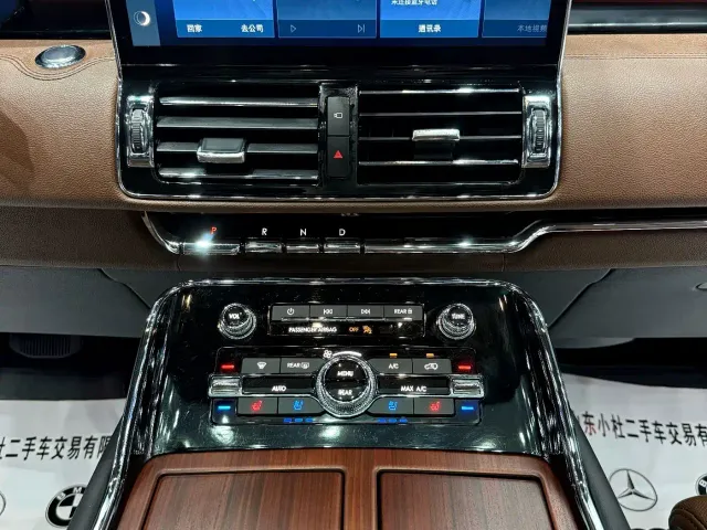 Lincoln Navigator — Фото автомобиля 15